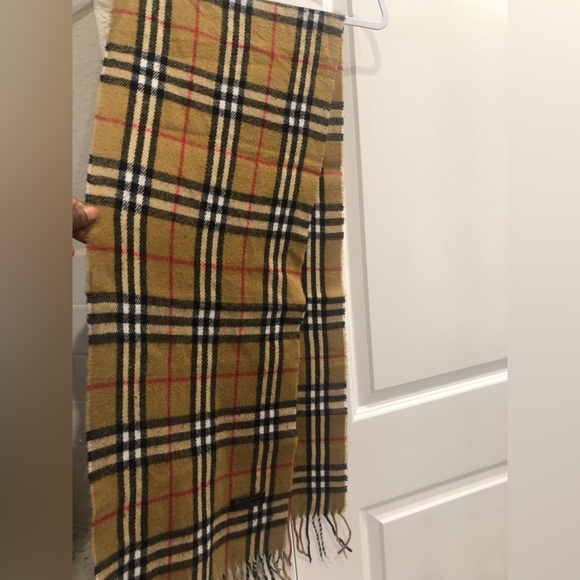 Authentic Burberry Classic 100% lambs wool Scarf - Picture 3 of 4
